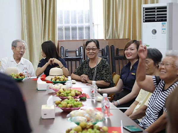 中庭裝飾集團(tuán)丨“情暖中秋，將愛傳承”——走進(jìn)金浦社區(qū)慰問高齡老人